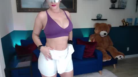 Snapshot of allison_hill19 chatting on September 18, 3:43 pm Alli online show from September 18, 3:43 pm