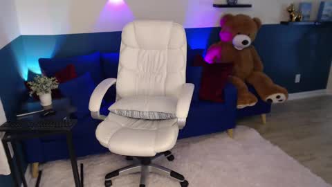 Snapshot of allison_hill19 chatting on September 30, 3:39 pm Alli online show from September 30, 3:39 pm