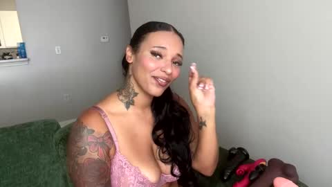 Snapshot of alongcamelexy chatting on October 14, 3:25 pm alongcamelexy online show from October 14, 3:25 pm