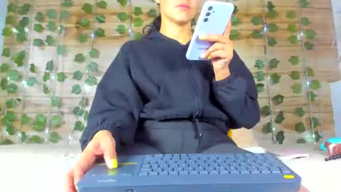 Snapshot of alyssia_oceann chatting on February 13, 12:43 pm alyssia online show from February 13, 12:43 pm