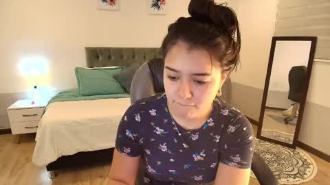 Snapshot of alyssia_wolds_1 chatting on February 6, 12:26 pm alyssia wolds online show from February 6, 12:26 pm