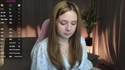 Alyx online show from April 6, 8:43 pm