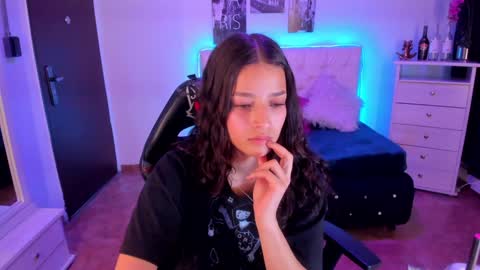 Snapshot of amaia_daniells chatting on December 28, 4:41 am B I A N C A online show from December 28, 4:41 am