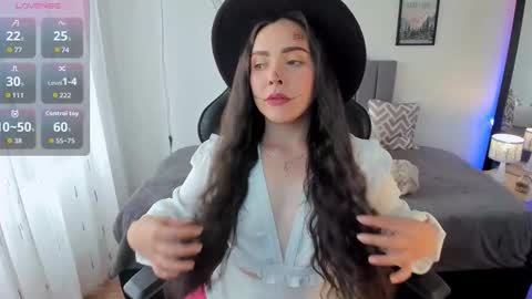 Hi Im AmaiaHelp me reach 100 likes online show from October 20, 7:50 pm