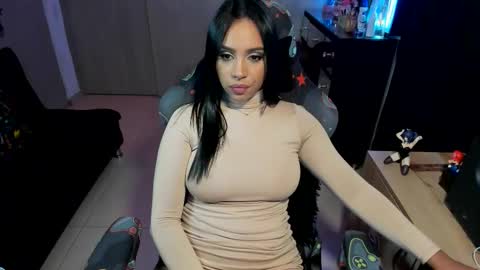 Snapshot of amara_lux chatting on October 25, 5:04 am Amara Lux online show from October 25, 5:04 am
