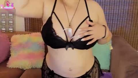 amberr_mooon online show from May 11, 7:44 pm