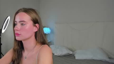 Snapshot of ameli_povilainn chatting on September 18, 10:25 am Ameli online show from September 18, 10:25 am