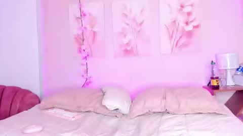 AmiiClark  online show from March 22, 7:09 pm