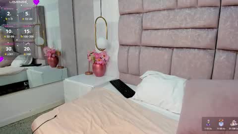 Snapshot of amina_westt chatting on October 15, 8:50 am Amina online show from October 15, 8:50 am