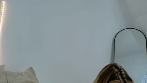 ammellia_ online show from November 3, 7:01 am