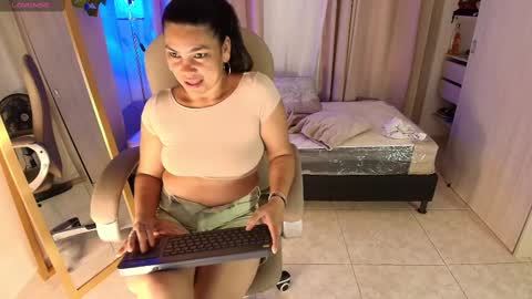 Snapshot of ammelya chatting on February 22, 3:45 am Amelya online show from February 22, 3:45 am