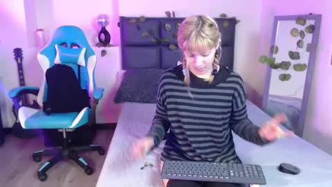 Snapshot of amnesiia_ chatting on October 3, 12:21 pm Amnesia online show from October 3, 12:21 pm