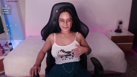 Snapshot of amy_stiward chatting on October 8, 8:35 pm Mia Cristancho online show from October 8, 8:35 pm