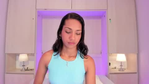 anaacollins_ online show from June 24, 11:53 am