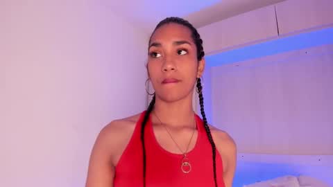 anaacollins_ online show from November 6, 12:33 pm