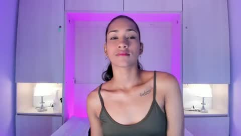 anaacollins_ online show from June 13, 11:40 am