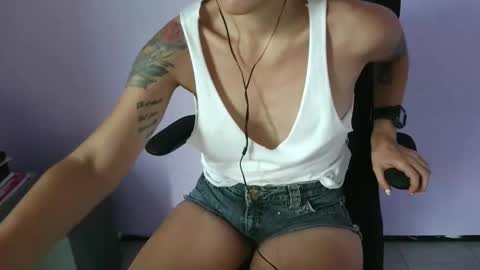 anabelucci_ online show from April 18, 7:58 pm