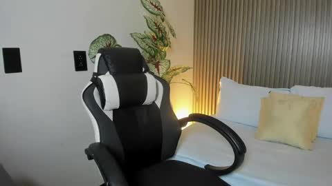 Snapshot of anagil_ chatting on September 18, 1:09 pm A N A online show from September 18, 1:09 pm