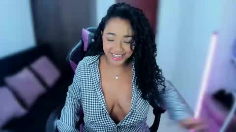 Snapshot of anakiss1 chatting on December 3, 11:32 am help me to get 100 thumps up online show from December 3, 11:32 am