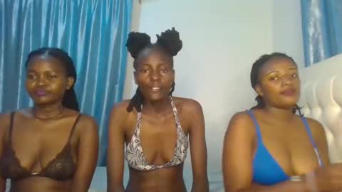 Snapshot of analeia_ chatting on February 14, 9:10 pm Analeia online show from February 14, 9:10 pm