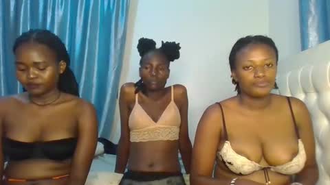 Snapshot of analeia_ chatting on February 15, 7:06 pm Analeia online show from February 15, 7:06 pm
