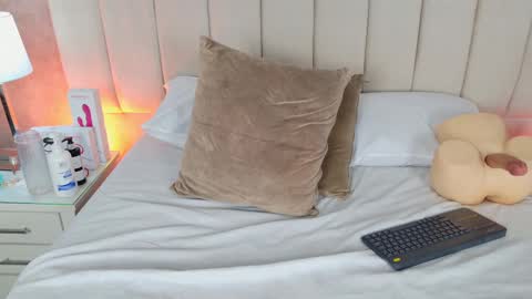 Mia online show from September 10, 1:44 pm