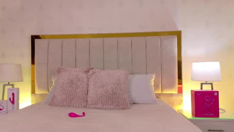 Mia online show from April 10, 12:11 pm