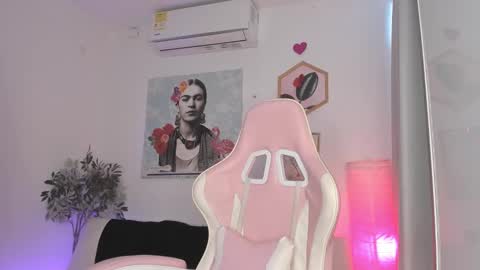 Snapshot of andre_sky_ chatting on February 24, 8:58 pm A l e online show from February 24, 8:58 pm
