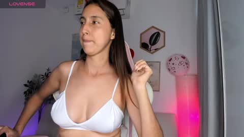 Snapshot of andre_sky_ chatting on February 10, 9:04 pm A l e online show from February 10, 9:04 pm