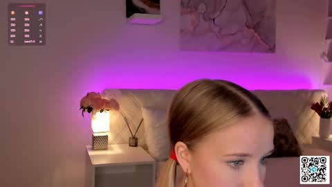 Snapshot of anellyball_ chatting on September 17, 8:45 am Anelly online show from September 17, 8:45 am