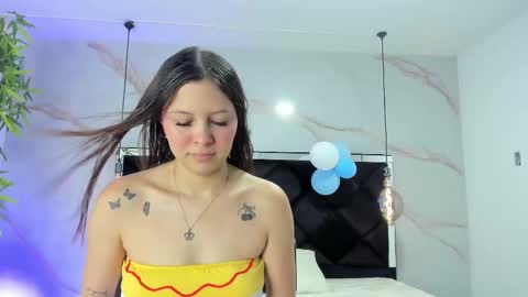 Snapshot of angelaa_cute chatting on October 2, 12:43 pm ANGELA online show from October 2, 12:43 pm