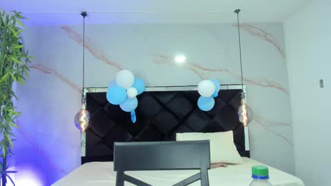 Snapshot of angelaa_cute chatting on October 4, 12:44 pm ANGELA online show from October 4, 12:44 pm