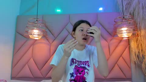 Snapshot of angelaa_cute chatting on January 10, 11:33 am ANGELA online show from January 10, 11:33 am