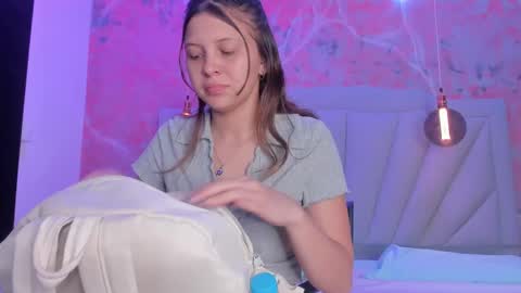 Snapshot of angelaa_cute chatting on March 6, 12:09 pm ANGELA online show from March 6, 12:09 pm