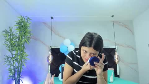Snapshot of angelaa_cute chatting on October 1, 12:21 pm ANGELA online show from October 1, 12:21 pm