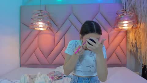 Snapshot of angelaa_cute chatting on January 15, 12:04 pm ANGELA online show from January 15, 12:04 pm