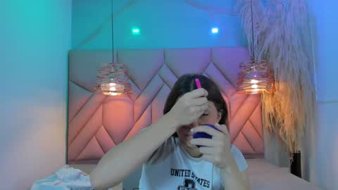 Snapshot of angelaa_cute chatting on December 21, 12:27 pm ANGELA online show from December 21, 12:27 pm