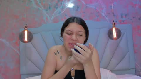 Snapshot of angelaa_cute chatting on January 9, 12:19 pm ANGELA online show from January 9, 12:19 pm