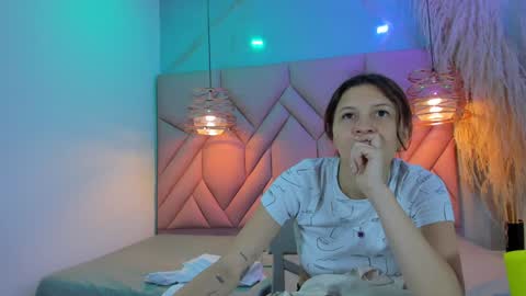 Snapshot of angelaa_cute chatting on December 22, 12:38 pm ANGELA online show from December 22, 12:38 pm
