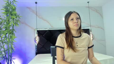Snapshot of angelaa_cute chatting on October 7, 12:09 pm ANGELA online show from October 7, 12:09 pm