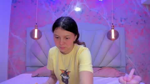 Snapshot of angelaa_cute chatting on January 30, 12:27 pm ANGELA online show from January 30, 12:27 pm