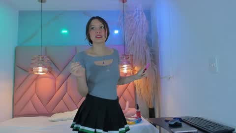 Snapshot of angelaa_cute chatting on December 14, 1:06 pm ANGELA online show from December 14, 1:06 pm