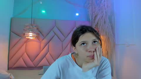 Snapshot of angelaa_cute chatting on December 23, 11:57 am ANGELA online show from December 23, 11:57 am