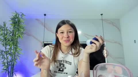 Snapshot of angelaa_cute chatting on October 3, 12:43 pm ANGELA online show from October 3, 12:43 pm