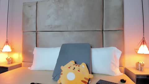 angelag_ online show from November 12, 8:29 pm