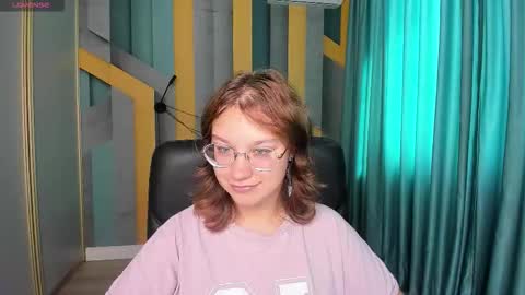 Snapshot of angelinalow chatting on September 15, 11:40 am AngelinaLow online show from September 15, 11:40 am