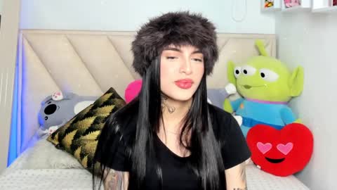 Snapshot of angeline__smith chatting on December 13, 8:43 am Angeline Smith online show from December 13, 8:43 am