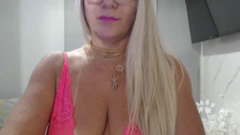 angelinna_12 online show from June 12, 5:37 am