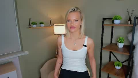 Mia online show from July 24, 9:33 pm