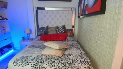 laura  online show from January 18, 12:26 pm